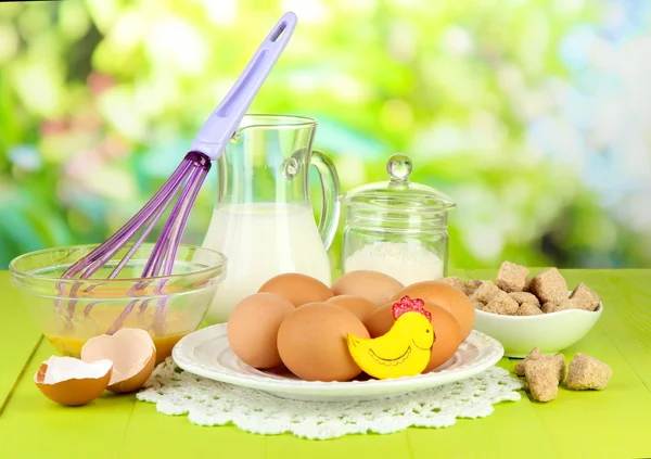 Ingredientes de massa de farinha na mesa de madeira no contexto natural — Fotografia de Stock