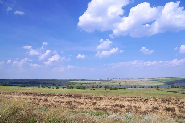 Vackra landskap med gröna ängen, och blå himmel — Stockfoto