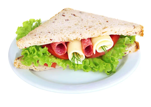 Νόστιμο σάντουιτς με σαλάμι λουκάνικο και λαχανικά σε λευκό πιάτο, απομονωμένο σε λευκό — Φωτογραφία Αρχείου