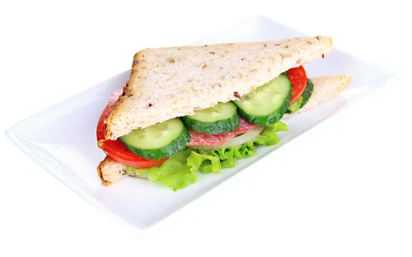 Smaklig smörgås med salamikorv och grönsaker på vit tallrik, isolerad på vit — Stockfoto