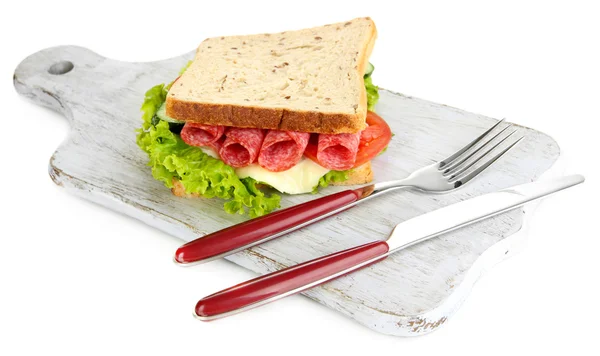 Lekkere sandwich met worst salami en groenten op snijplank, geïsoleerd op wit — Stockfoto