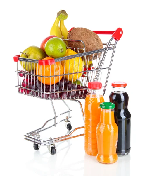 Frutas diferentes no carrinho com suco isolado no branco — Fotografia de Stock