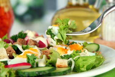 yumurta, salata yaprakları ve parlak zemin üzerine diğer sebzeler taze karışık salata