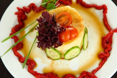 küçük bir kısmı büyük tabakta yemek yakın çekim