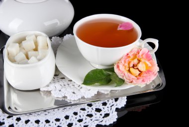 çay çay peçete siyah arka plan üzerine metalik tepsi üzerinde yükseldi.