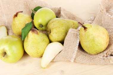 ahşap masa üzerine çuval bezi üzerine armut