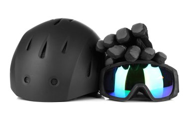 kış spor gözlük, kask ve üzerinde beyaz izole eldivenler