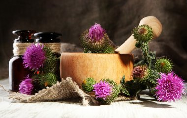 ilaç şişeleri ve harç ile thistle çiçek