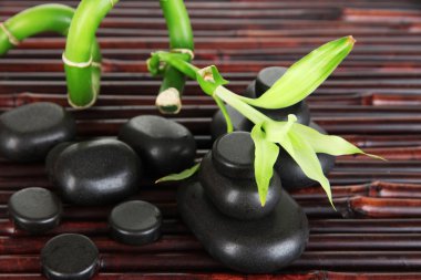 Spa taşlar ve bambu hasır bambu zemin üzerine