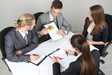 Grup birlikte toplantı olan iş adamları