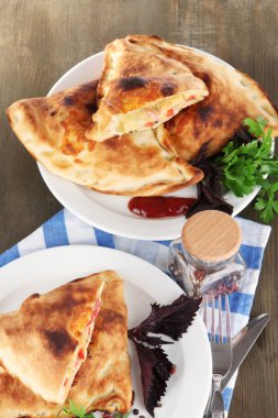 Pizza calzones plakaları üzerine peçete ahşap tablo