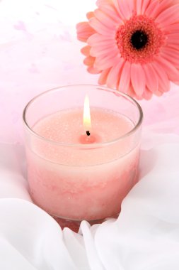 çiçek beyaz kumaş üzerine ile güzel mum yakın çekim