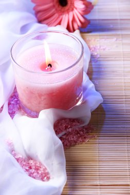 çiçek beyaz kumaş üzerine ile güzel mum yakın çekim