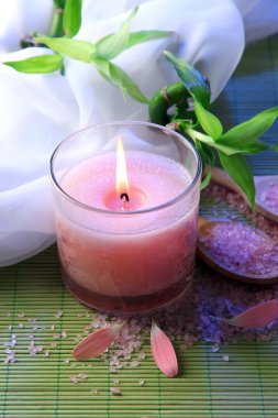 Bambu hasır üzerinde güzel mum