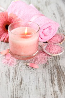pembe mum ve çiçek ahşap zemin üzerine ile güzel spa ayarı