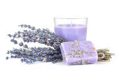 sabun ve üzerinde beyaz izole taze lavanta Lavanta Mum