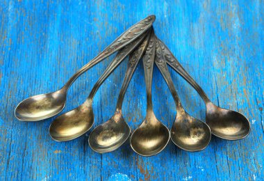 ahşap masa yakın çekim üzerinde Vintage metal kaşık
