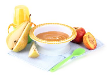 lezzetli bebek meyve püresi ve üzerinde beyaz izole biberon