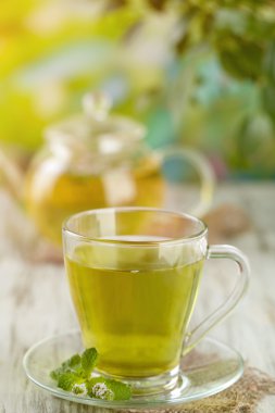 ahşap masa çiçekleri taze nane ile bitkisel çay