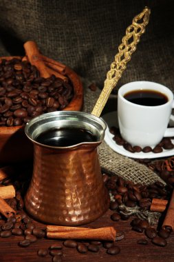 koyu arka plan üzerinde metal turk