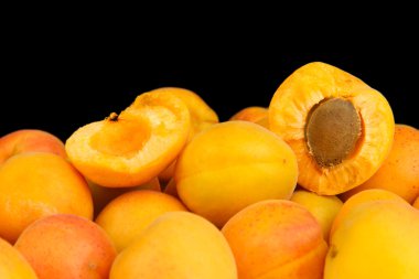 siyah arka plan üzerine taze Naturel kayısı