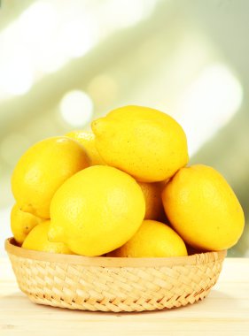 parlak zemin üzerinde tablo hasır sepet içinde olgunlaşmış limon