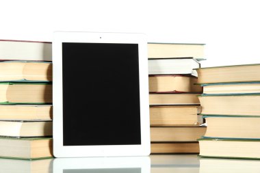 Tablet ve üzerinde beyaz izole kitap