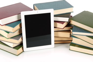 Tablet ve üzerinde beyaz izole kitap