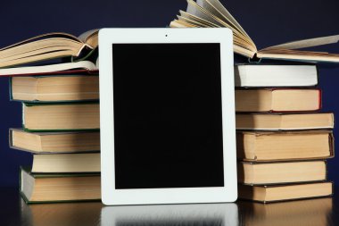 Tablet ve parlak zemin üzerine kitaplar