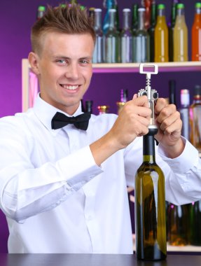 Barmen, şarap açar