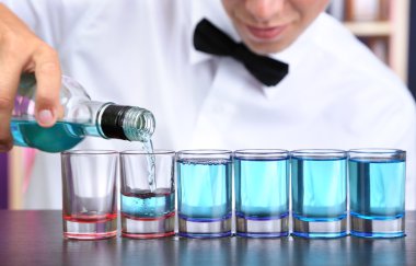 Barmen içki bardağına yağıyor