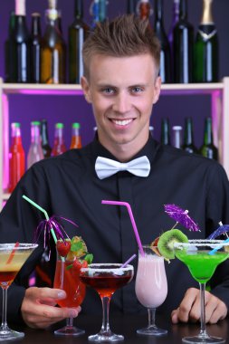 yakışıklı ile farklı kokteyller kokteyl bar, barmen portresi
