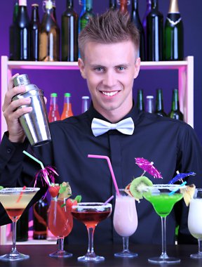 yakışıklı ile farklı kokteyller kokteyl bar, barmen portresi