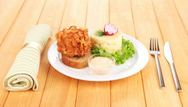 tavuk kiev üzerinde kruton ahşap zemin üzerinde patates püresi ile