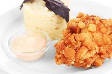 tavuk kiev ve plaka üzerinde beyaz izole, patates püresi