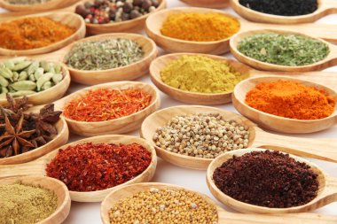 tahta kaşıklar, baharat çeşitleri