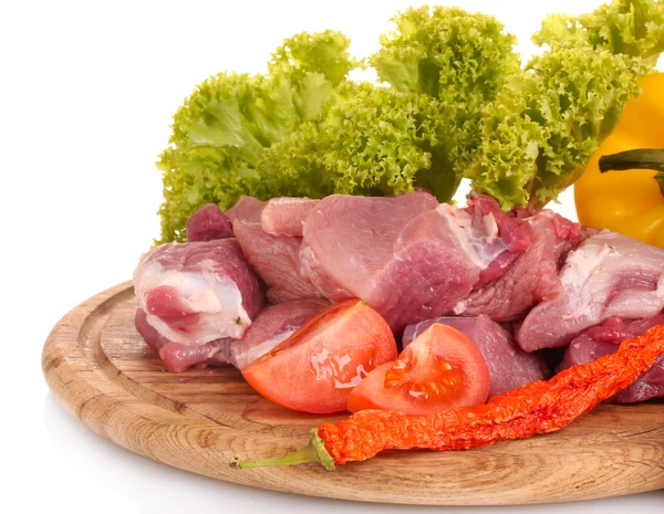 Trozos de carne cruda y verduras en tableros de madera aislados en blanco — Foto de Stock