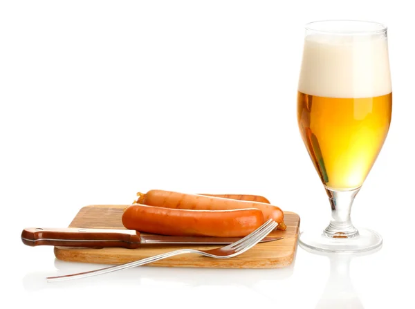 Bier und Grillwürste isoliert auf Weißwurst — Stockfoto