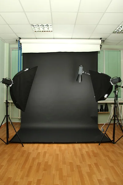Studio fotografico vuoto con attrezzatura di illuminazione — Foto Stock