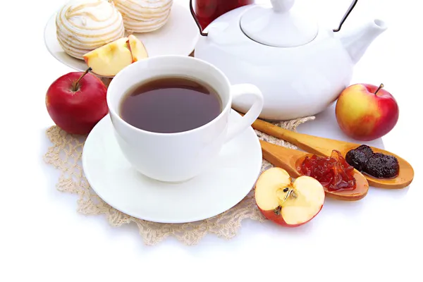 Petit déjeuner léger avec thé et confiture maison, isolé sur blanc — Photo