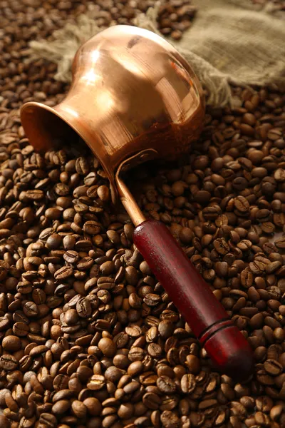 Cafetière sur fond de grains de café — Photo