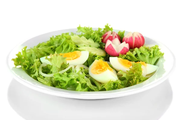 Verse gemengde salade met eieren, salade bladeren en andere groenten, geïsoleerd op wit — Stockfoto