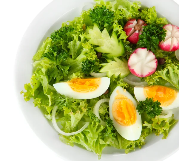 Čerstvý míchaný salát s vejci, listy salátu a jiné zeleniny, izolované na bílém — Stock fotografie