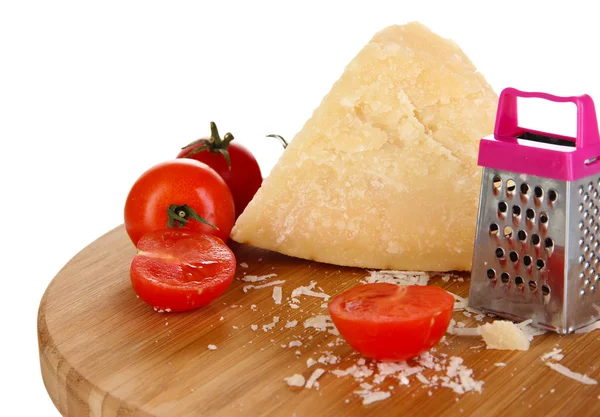Pedazo de queso parmesano sobre tabla de madera aislado sobre blanco — Foto de Stock
