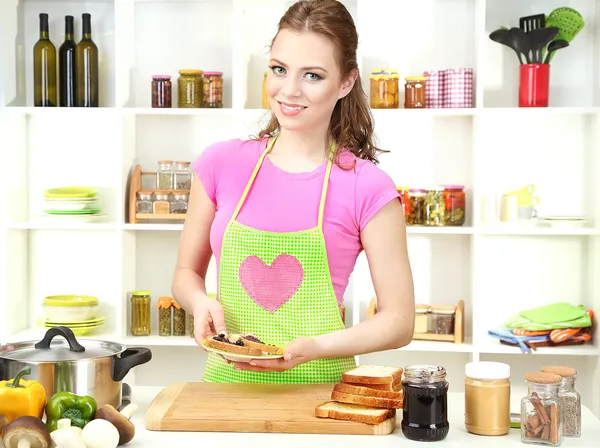 Young woman cooking in kitchen — Stock Photo, Image