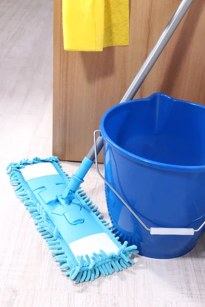 Mencuci lantai dan membersihkan semua lantai — Stok Foto