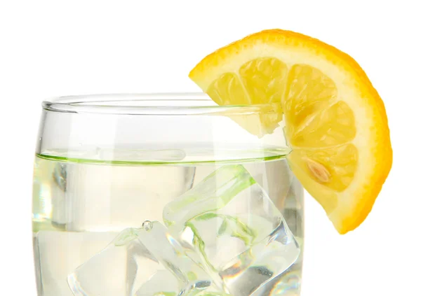 Glas met water en ijs geïsoleerd op wit — Stockfoto