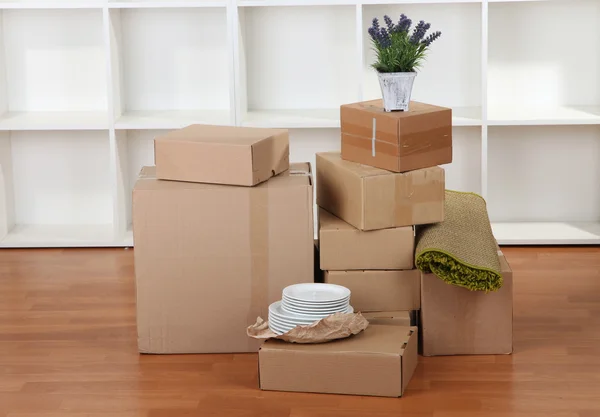 Moving boxes in empty room — Stock Photo, Image