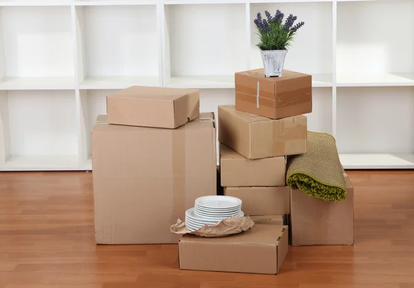 Cajas móviles en habitación vacía —  Fotos de Stock