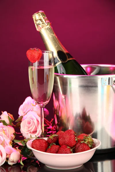 Romantische Stilleven met champagne, aardbei en roze rozen, op donkere kleur achtergrond — Stockfoto